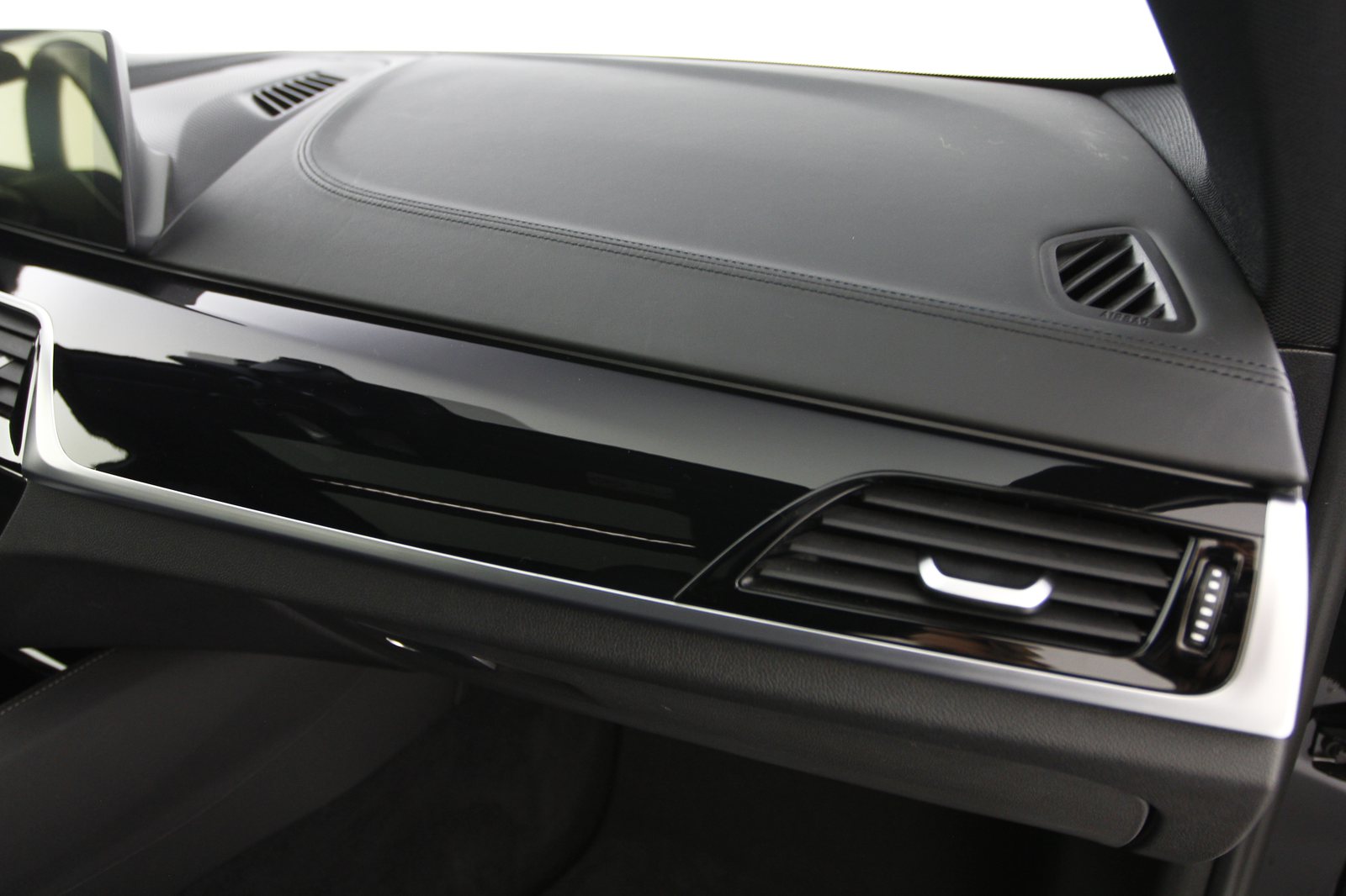 4M5 - BMW Individual dashboard met leder.JPG