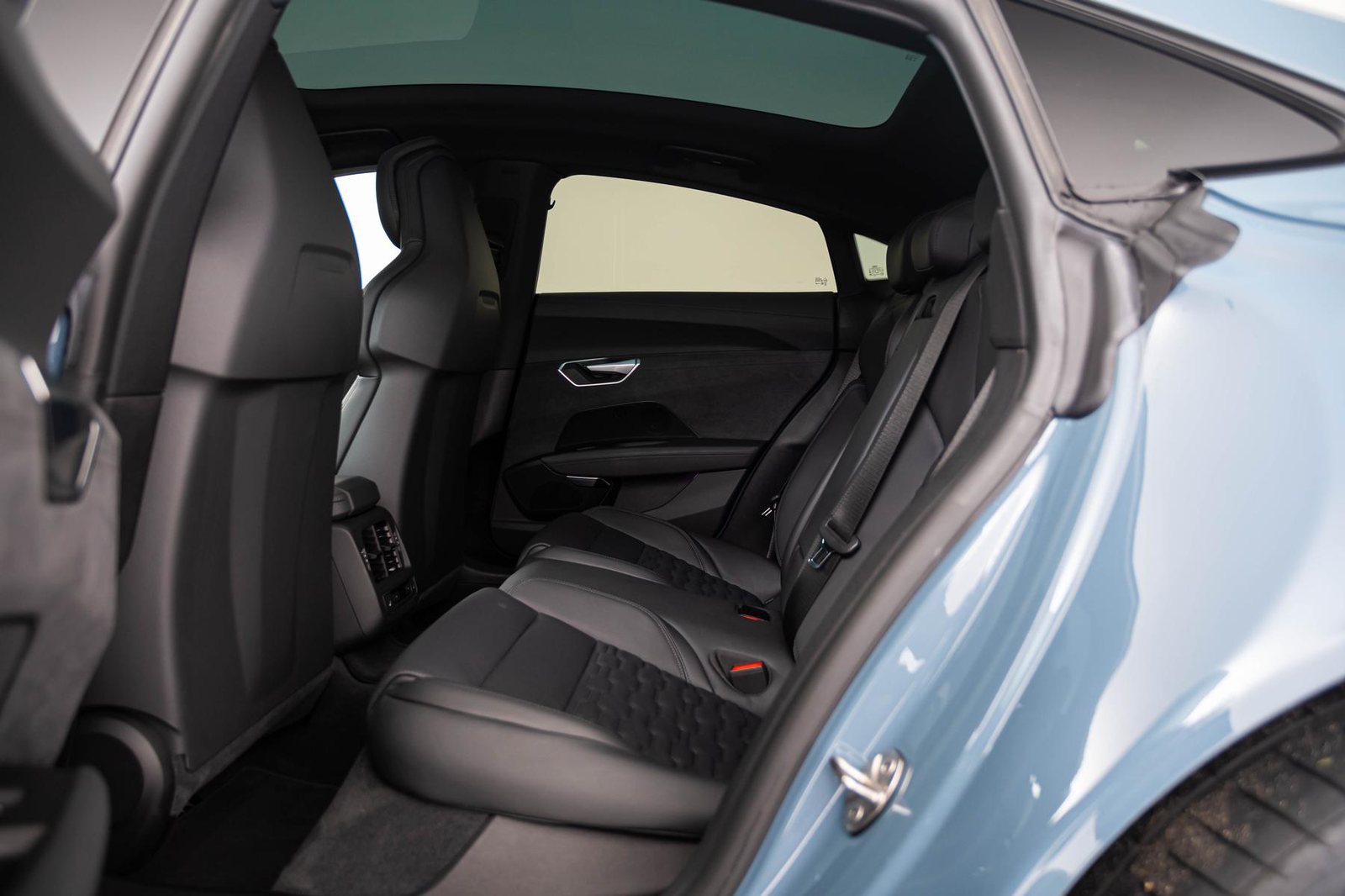 Audi e-tron GT quattro interieur q5sf.jpg