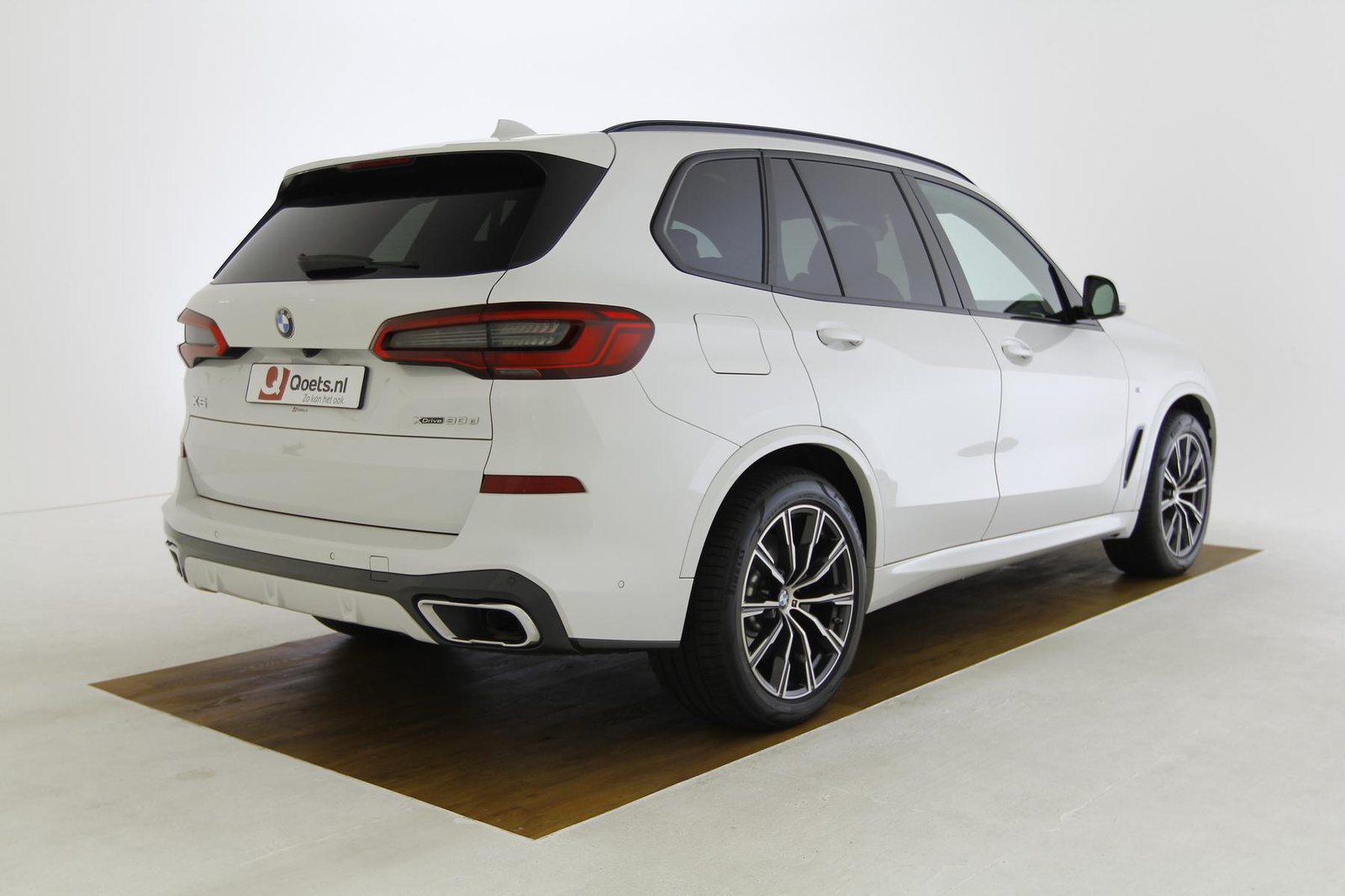 BMW-X5-30d-Mineralweiss-Achterkant.jpg
