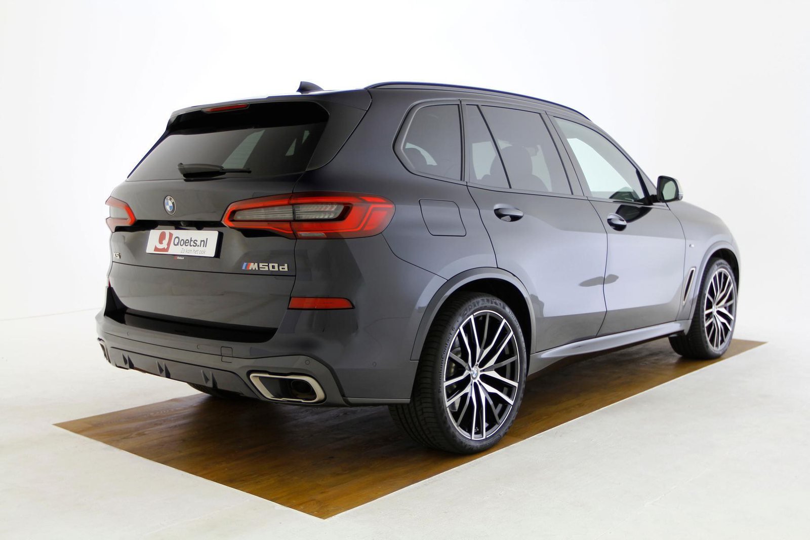 BMW-X5-M50d-Carbonschwarz Achterkant.jpg