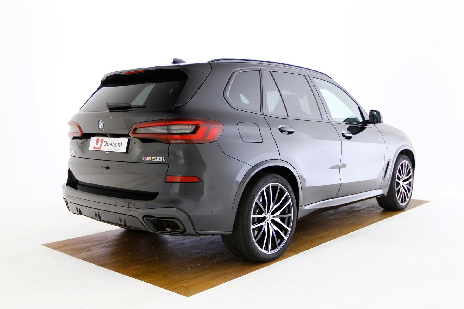 BMW-X5-M50i-Saphirschwarz-Achterkant.jpg