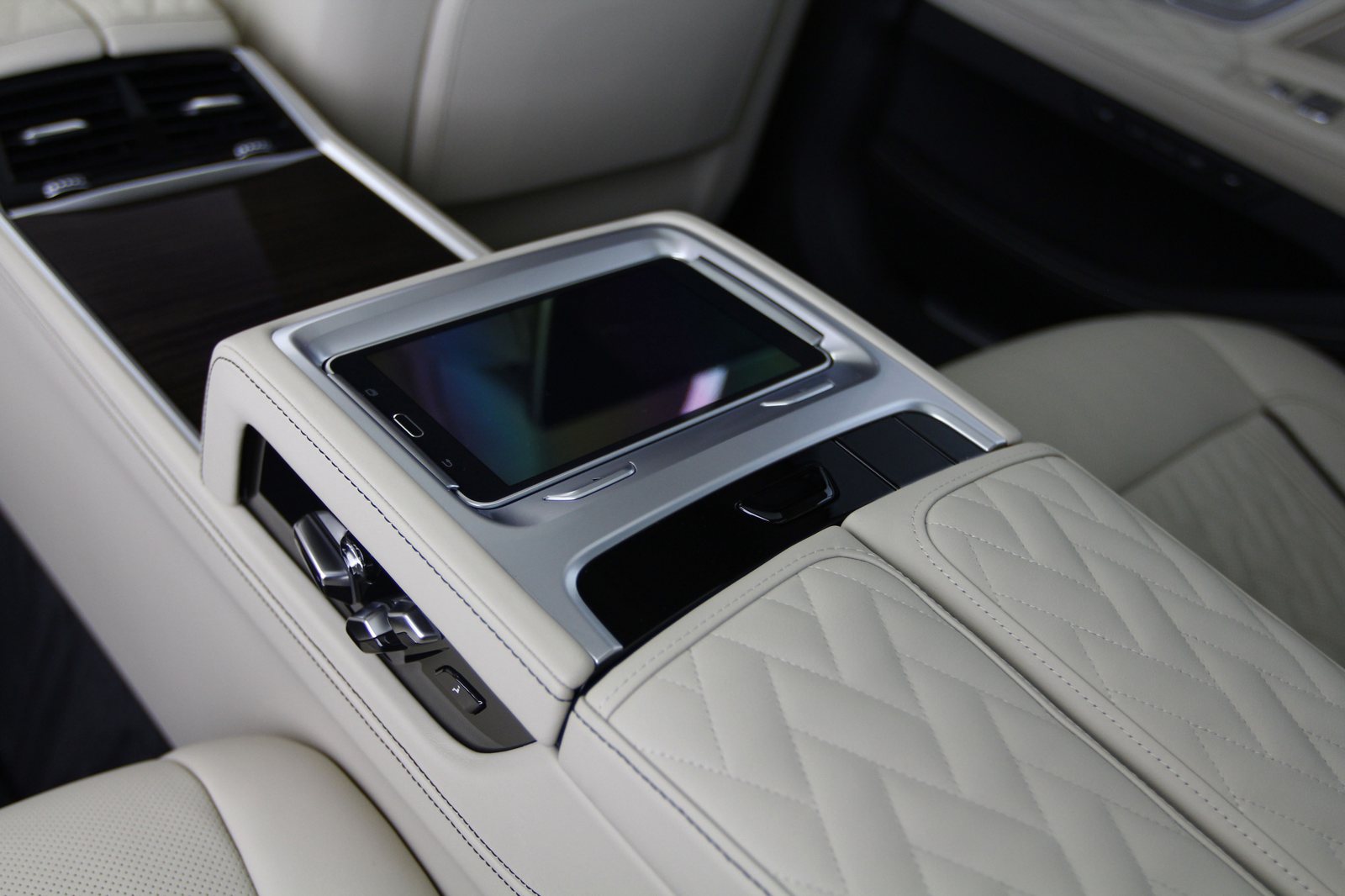 BMW - 750Li xDrive - GF97970 - Teaser - Interieur (15).JPG
