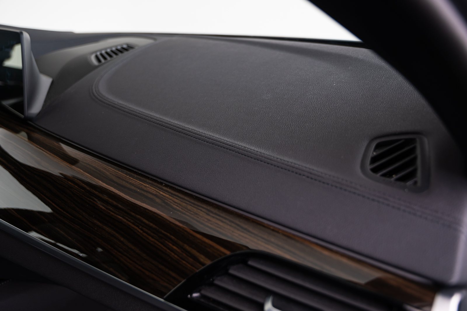 BMW 5 Serie -4AW -Dashboard uitgevoerd in Sensatec.jpg