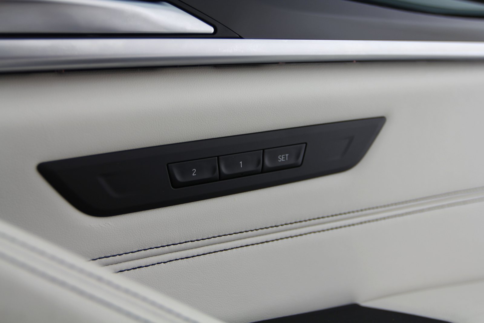 BMW 5 Serie - 459 - Elektrisch verstelbare stoelen.JPG