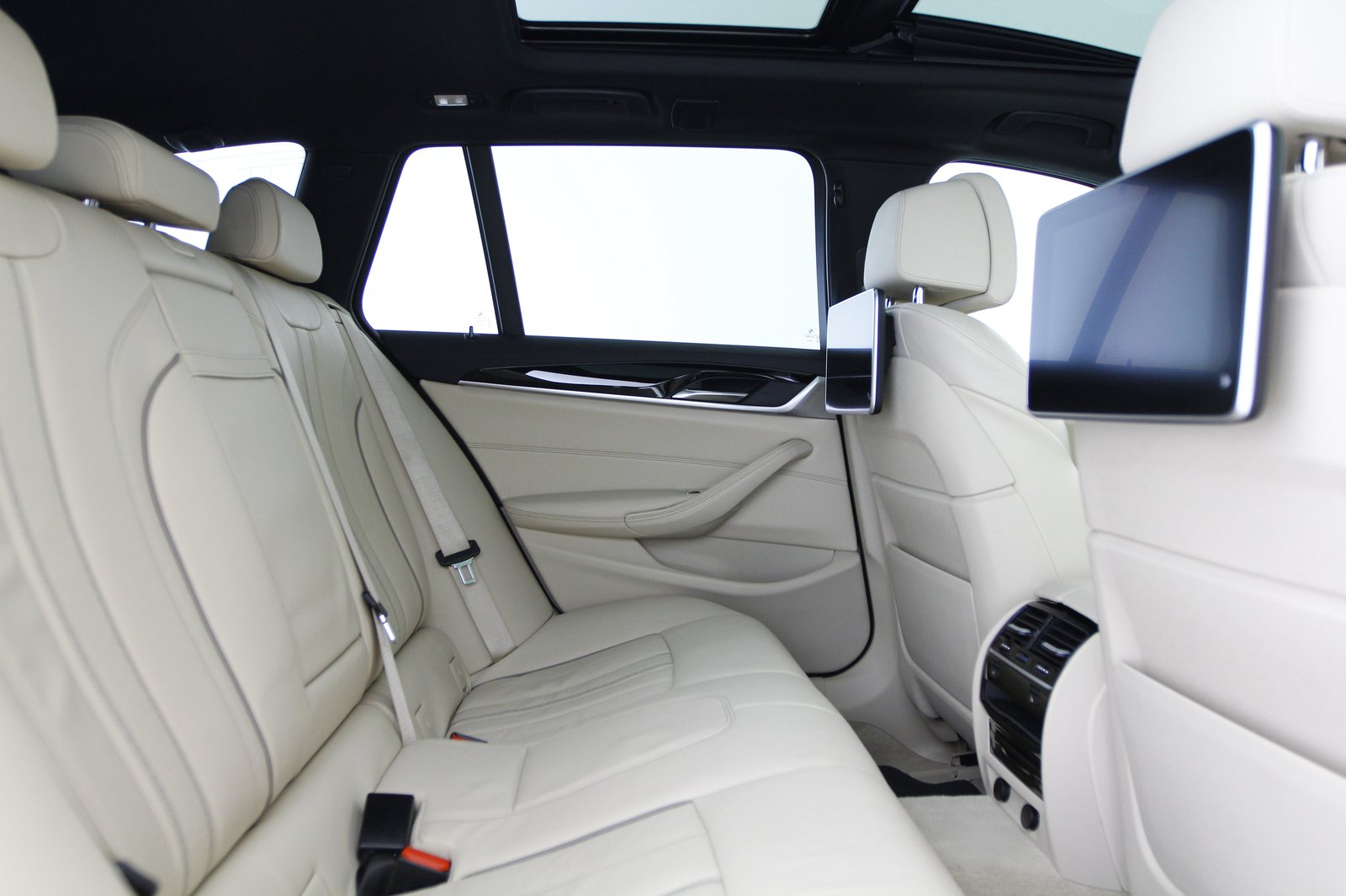 BMW 5 Serie - 6FH - Entertainmentsysteem Professional achterin.JPG