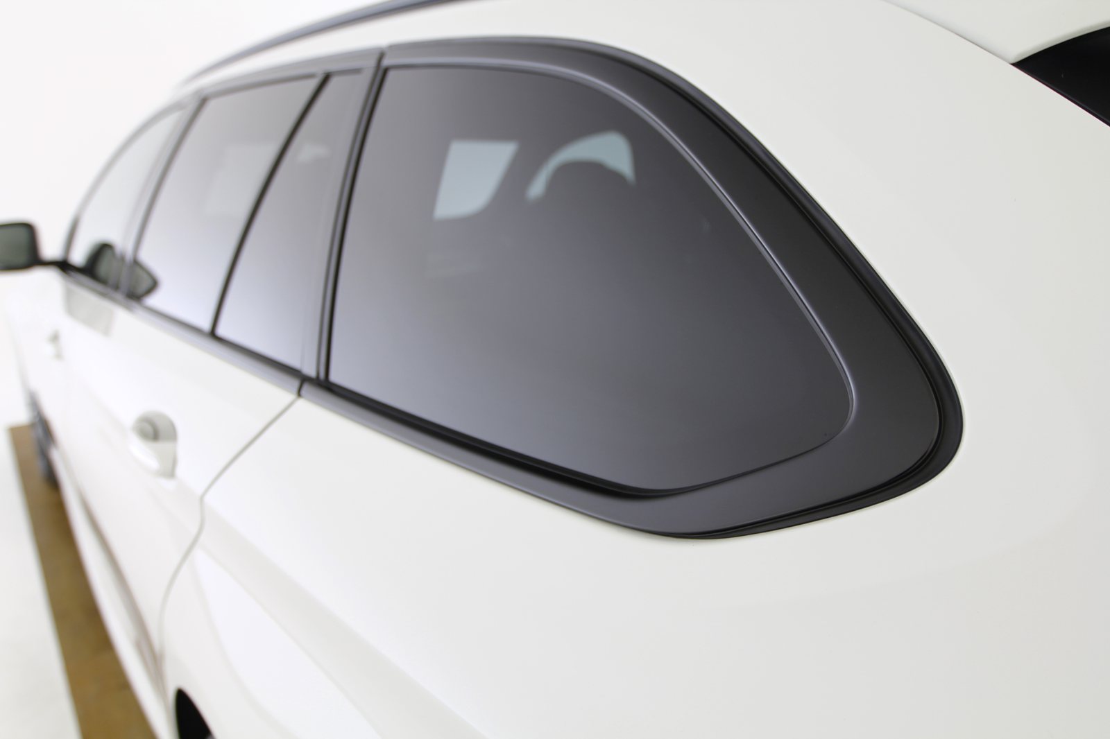 BMW 5 Serie Touring - 760 - BMW Individual hoogglans Shadow sierlijsten.JPG