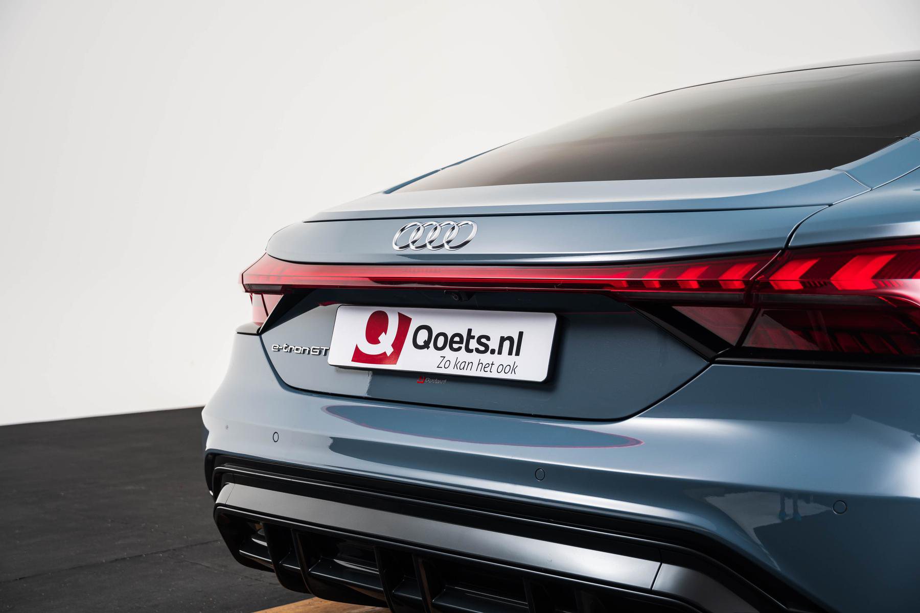 Een jong gebruikte elektrische auto