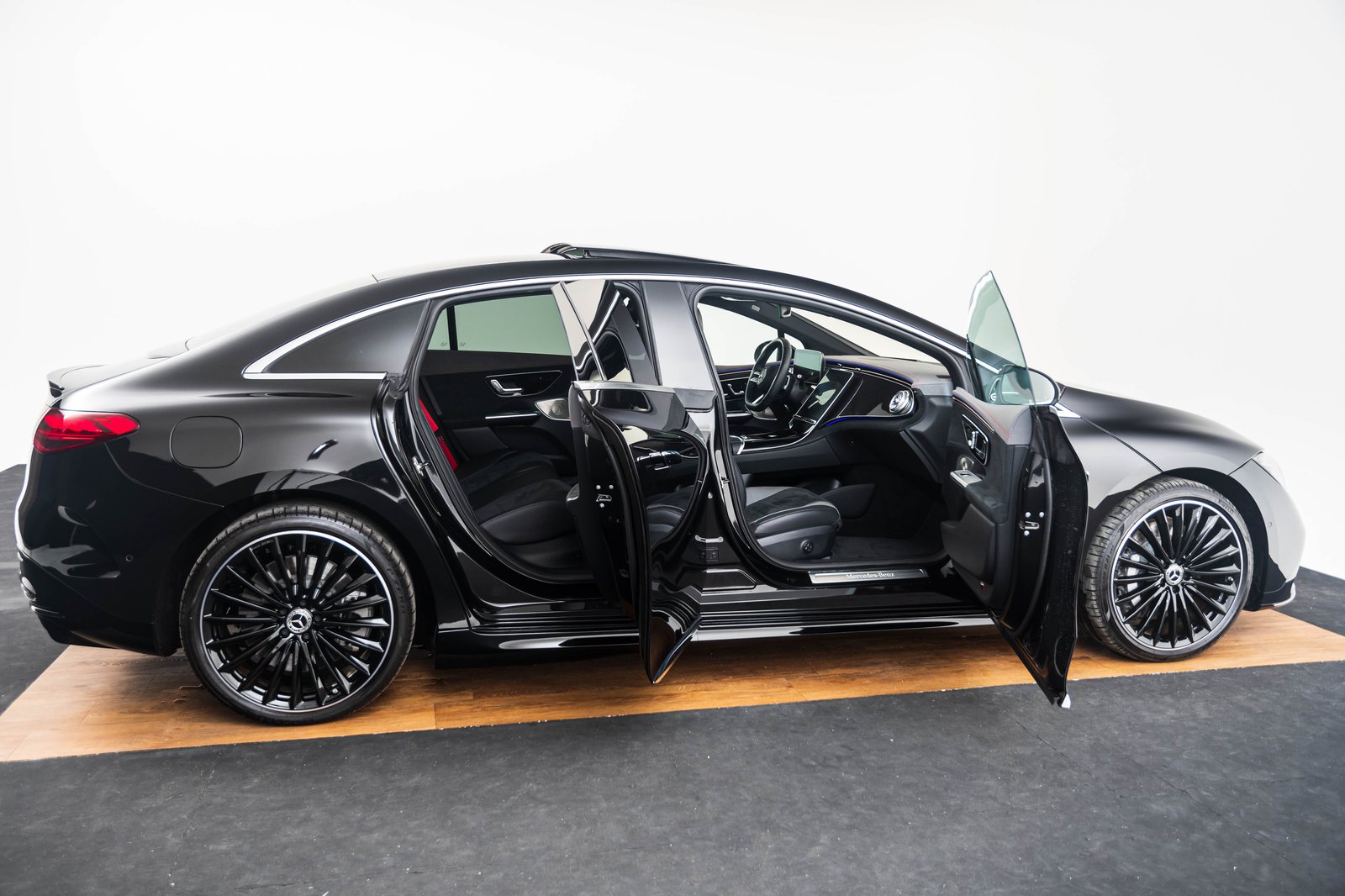 Mercedes EQE (9).jpg