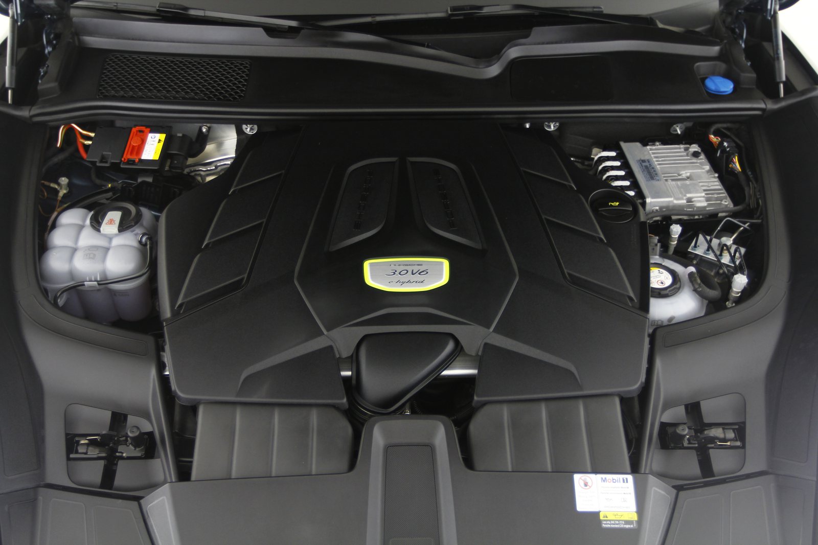 Porsche - Cayenne E-Hybrid - DA29274 - Teaser - Interieur (33).JPG