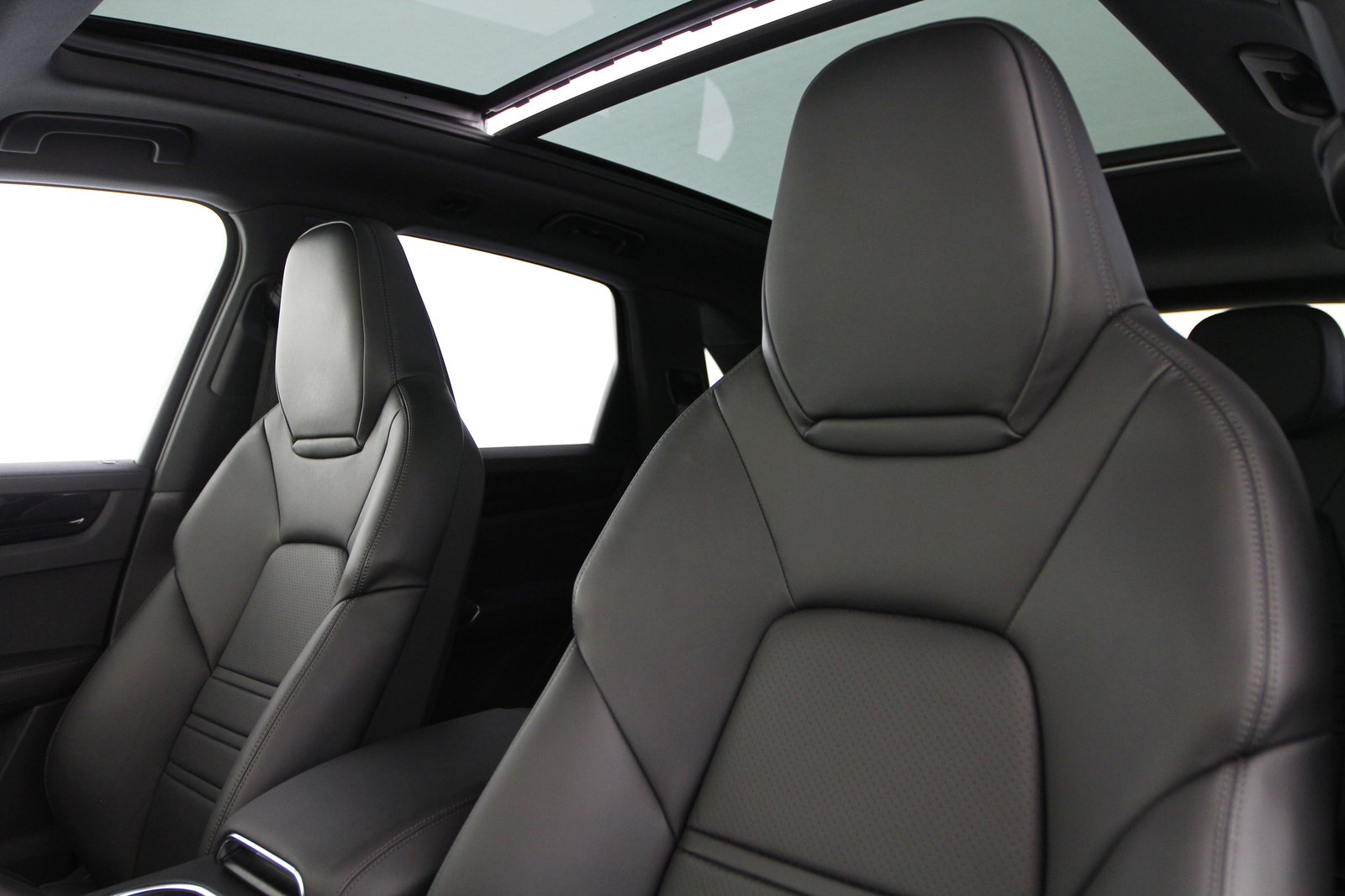 Porsche - Cayenne E Hybrid - DA30390 - Teaser - Interieur (8).JPG