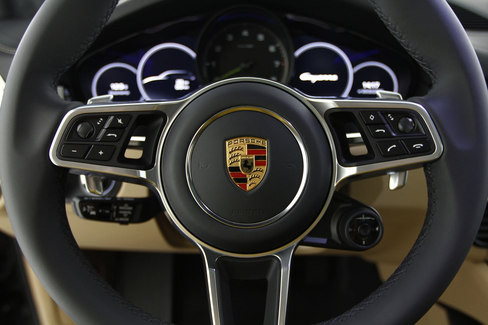 Porsche - Cayenne Hybride - XXXXXXX - Teaser - Interieur (26).JPG