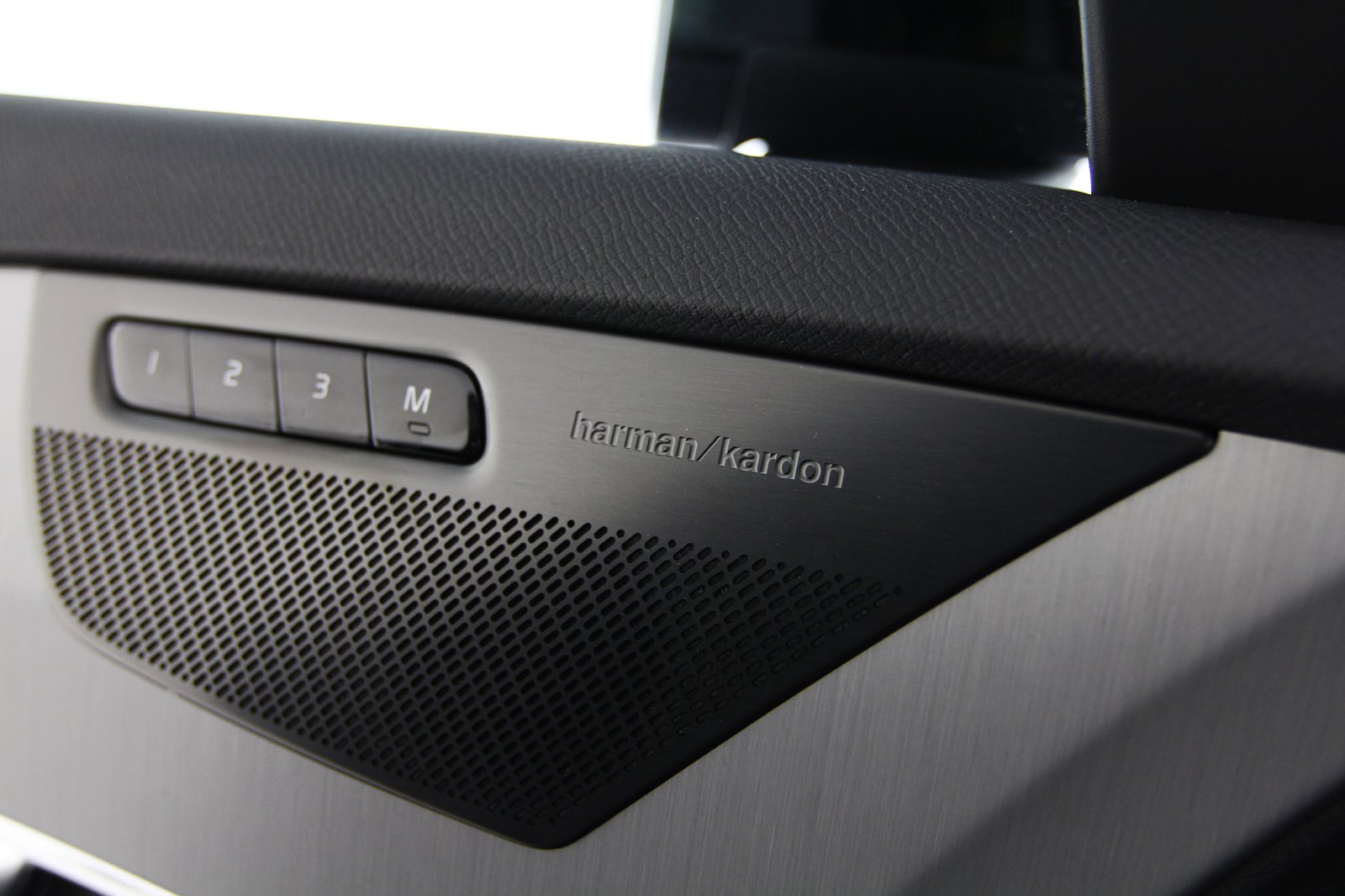 Volvo - XC90 T8 R-Design - 1712136 - Teaser - Interieur (32).JPG