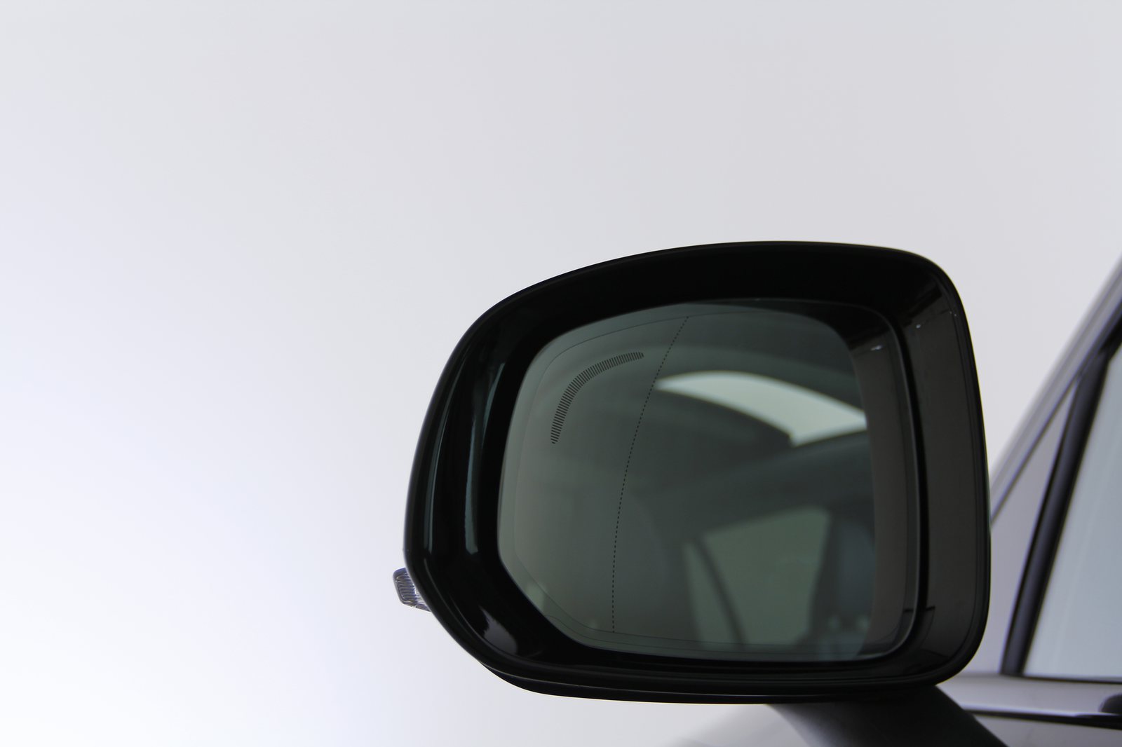 Volvo - XC90 T8 R-Design - 1712136 - Teaser - Exterieur (34).JPG